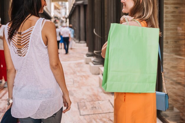 Concepto de compras con mujeres c¡jóvenes