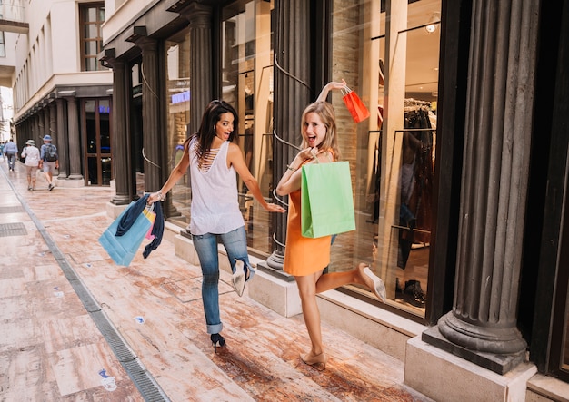 Concepto de compras con mujeres de estilo