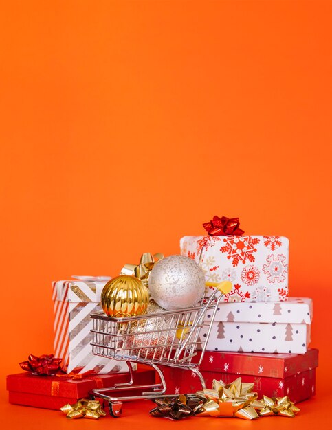 Foto gratuita concepto de compras de navidad con bolas en cajas de regalos