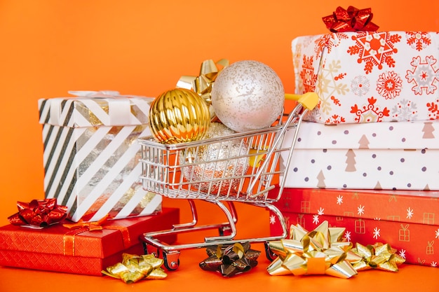 Concepto de compras de navidad con bolas de navidad y regalos