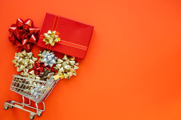 Concepto de compras de navidad con regalo y carro