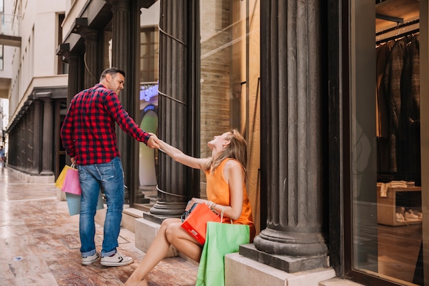 Foto gratuita concepto de compras con novia cansada