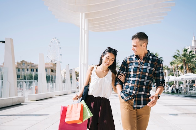 Concepto de compras con pareja andando