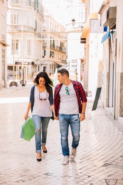 Concepto de compras con pareja en ciudad