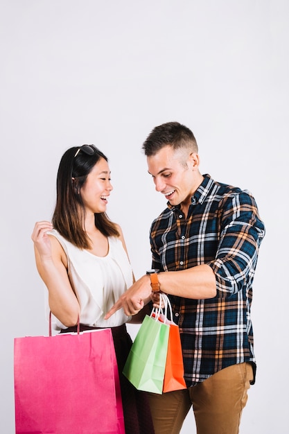 Concepto de compras con pareja feliz