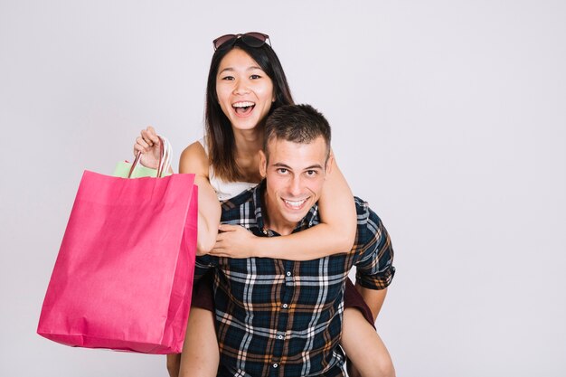 Concepto de compras con pareja moderna