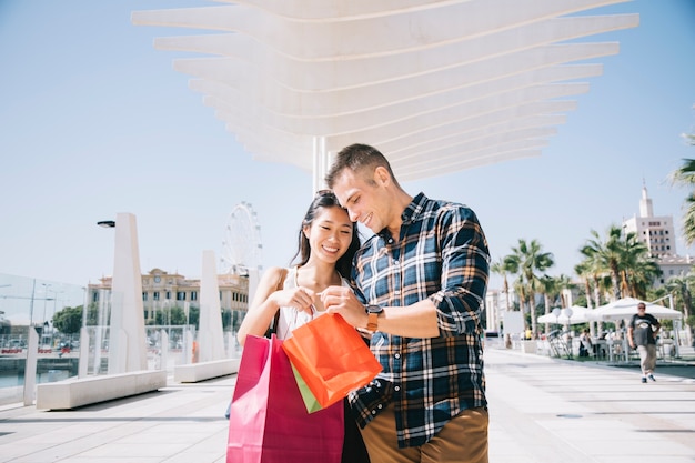 Concepto de compras con pareja en puerto