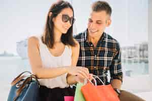 Foto gratuita concepto de compras con pareja en zona de puerto