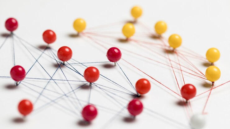 Foto gratuito concepto de comunicación con alfileres rojos y amarillos.