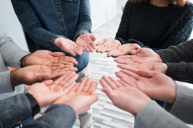 Concepto de comunidad con manos de personas