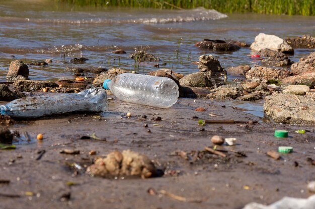 Concepto de contaminación del agua con basura