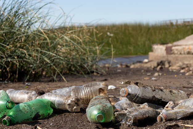 Concepto de contaminación del agua con basura