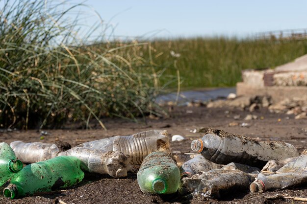 Concepto de contaminación del agua con basura