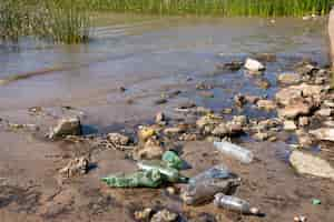 Foto gratuita concepto de contaminación del agua con basura