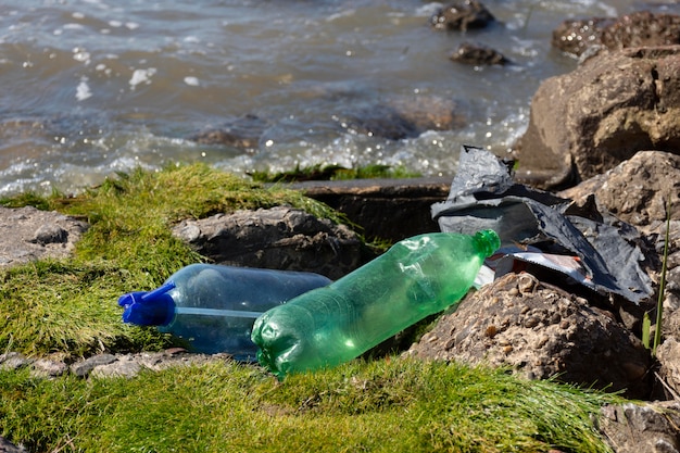 Concepto de contaminación del agua con basura