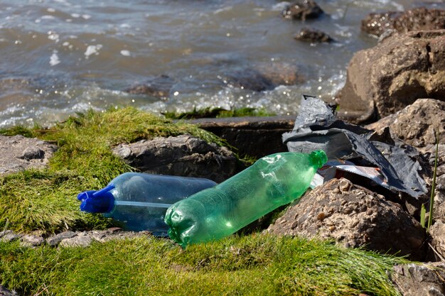 Concepto de contaminación del agua con basura