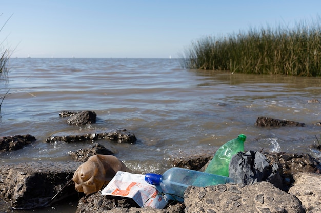 Concepto de contaminación del agua con basura