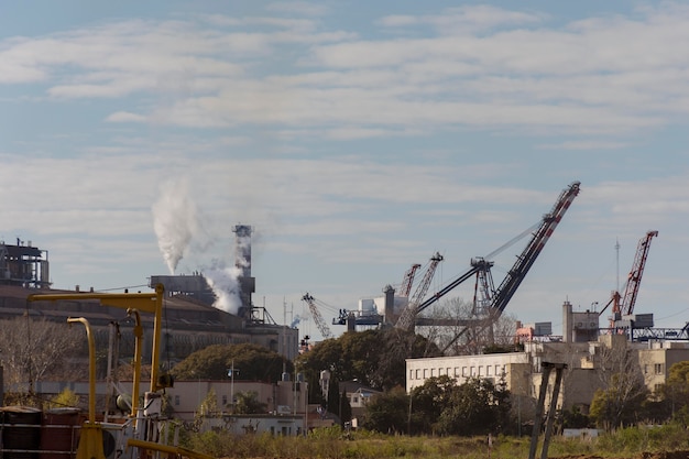 Concepto de contaminación de las emisiones de la fábrica.