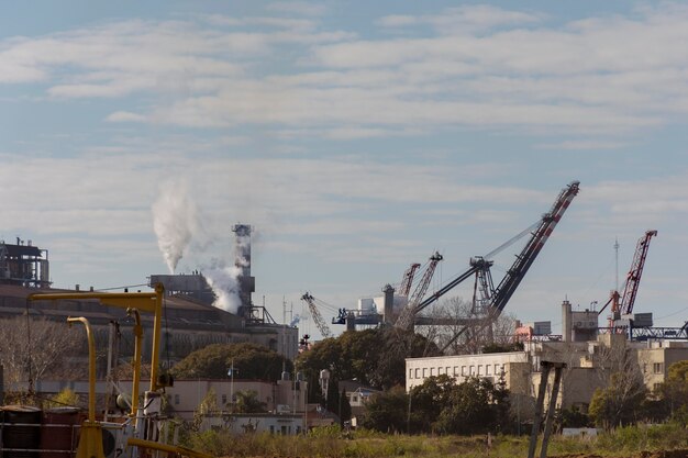 Concepto de contaminación de las emisiones de la fábrica.