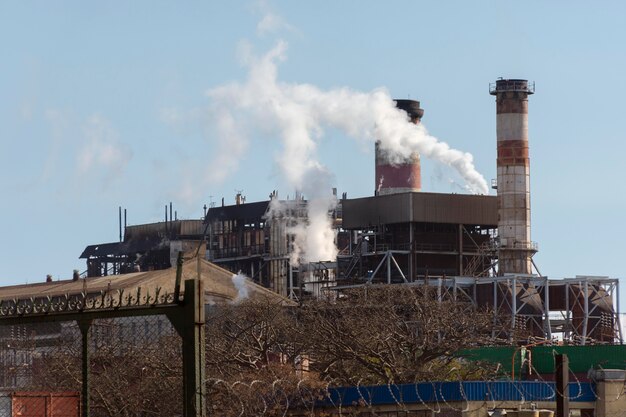 Concepto de contaminación de las emisiones de la fábrica.