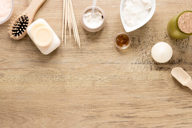 Concepto de cosmética natural en mesa de madera