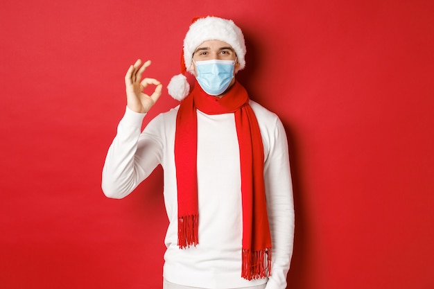 Concepto de covid navidad y vacaciones durante la pandemia retrato de hombre feliz y satisfecho en médico ...