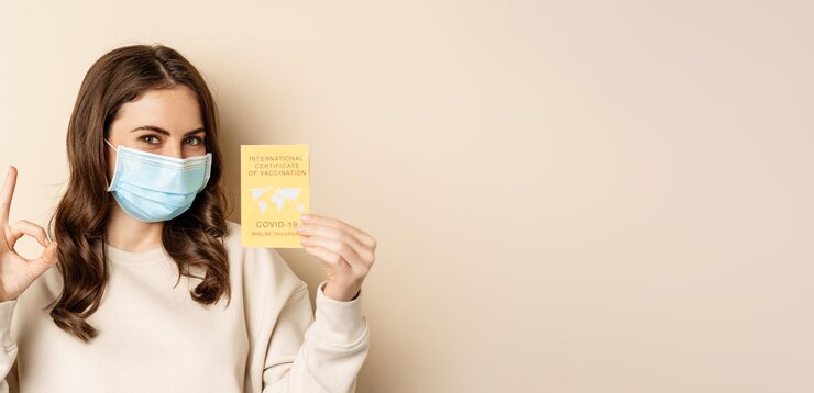Foto gratuito concepto de covid y personas mujer vacunada con mascarilla que muestra certi internacional de vacunación covid
