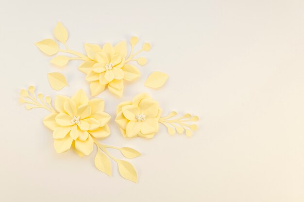 Concepto de creatividad con flores de papel amarillas.