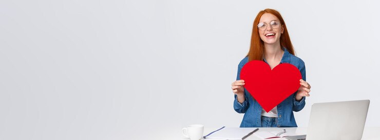 Foto gratuito concepto de creatividad y sentimientos del día de san valentín chica pelirroja sonriente alegre con relación de larga distancia