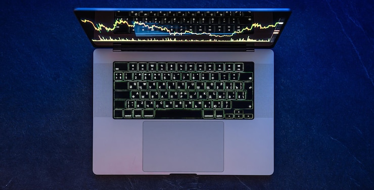 Foto gratuito el concepto de criptomoneda del mercado bursátil, la negociación de acciones en una computadora portátil