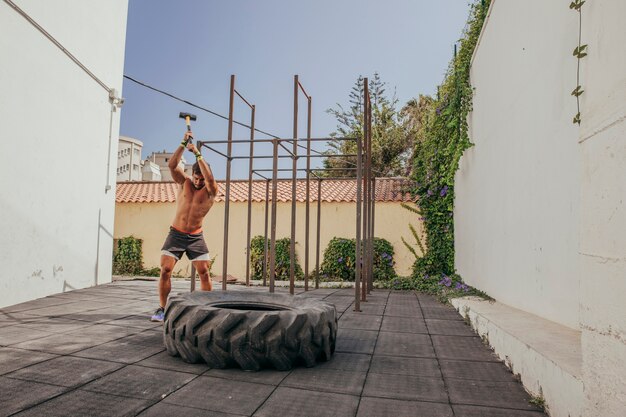 Concepto crossfit con rueda