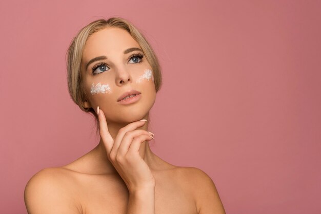 Concepto de cuidado facial con mujer atractiva