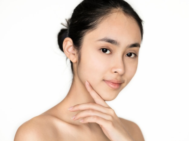 Concepto de cuidado de la piel aislado retrato joven asiática