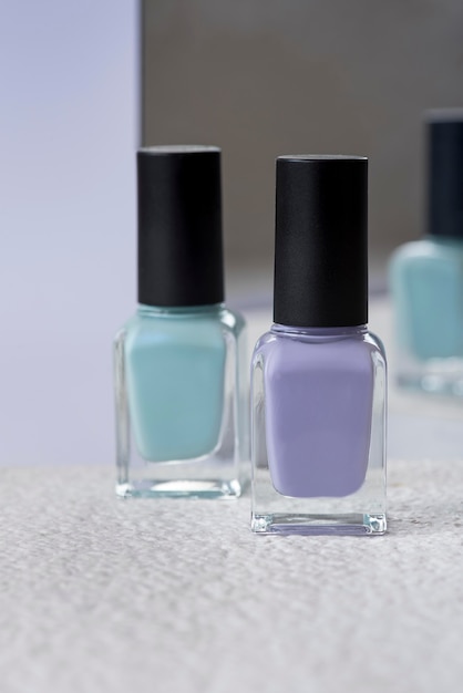 Concepto de cuidado de uñas con diferentes esmaltes de uñas