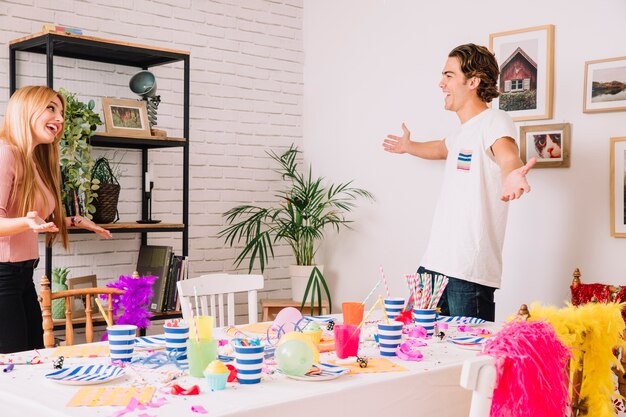 Concepto de cumpleaños con amigos felices de verse