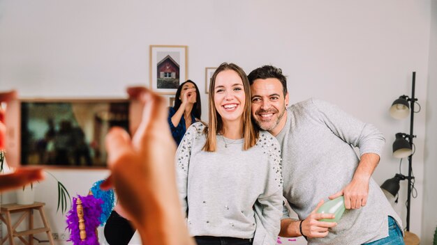 Concepto de cumpleaños con amigos posando para foto