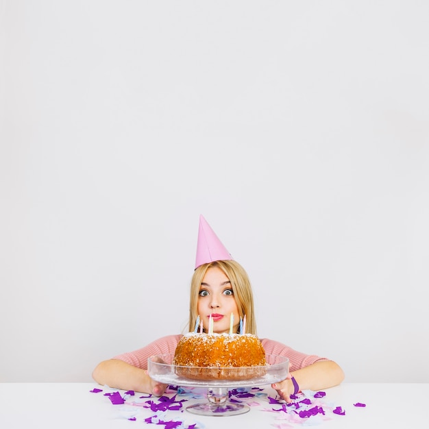 Foto gratuita concepto de cumpleaños con chica detrás de tarta