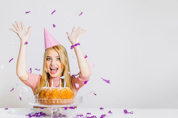 Concepto de cumpleaños con chica tirando confeti