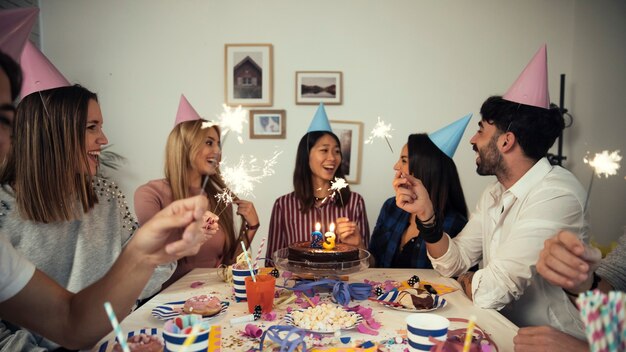 Concepto de cumpleaños con cinco amigos