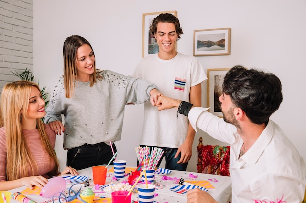 Foto gratuita concepto de cumpleaños con cuatro amigos