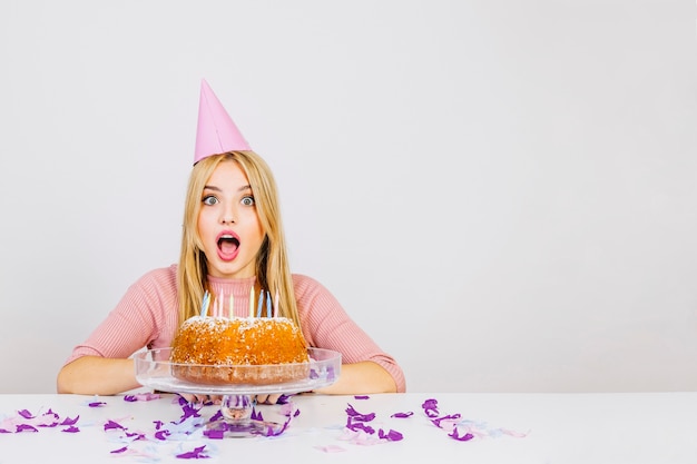 Foto gratuita concepto de cumpleaños con mujer sorprendida