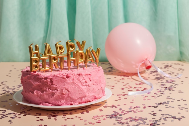 Concepto de cumpleaños con pastel y globo.