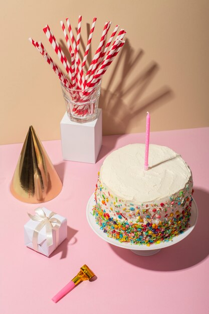 Concepto de cumpleaños con pastel y sombrero