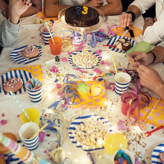 Concepto de cumpleaños con platos