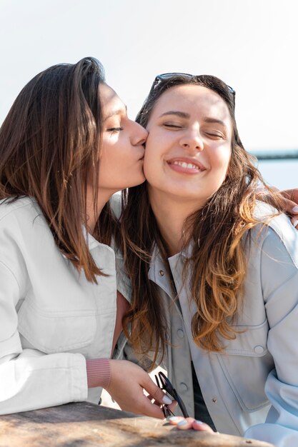 Concepto de curación de covid con mujeres sonrientes