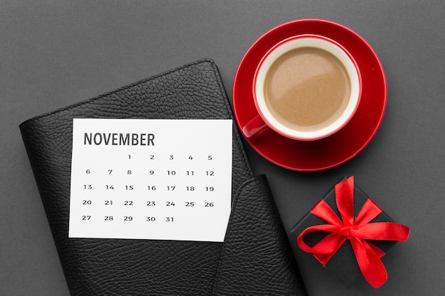 Concepto de cyber monday de café y calendario