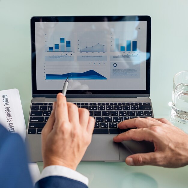 Concepto de los datos del informe de la carta del gráfico de la reunión de reflexión del negocio