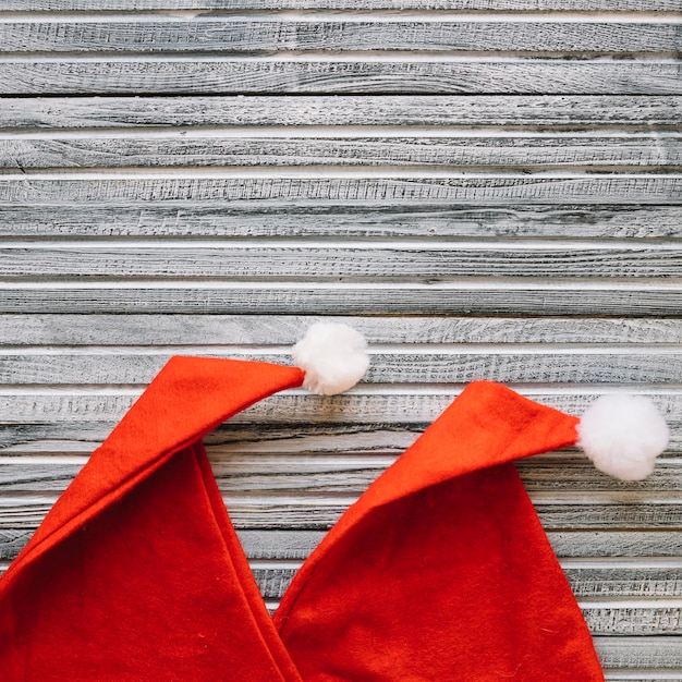 Concepto decorativo de navidad con dos gorros