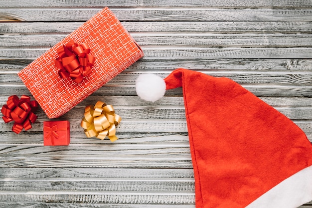 Concepto decorativo de navidad con gorro y caja de regalo