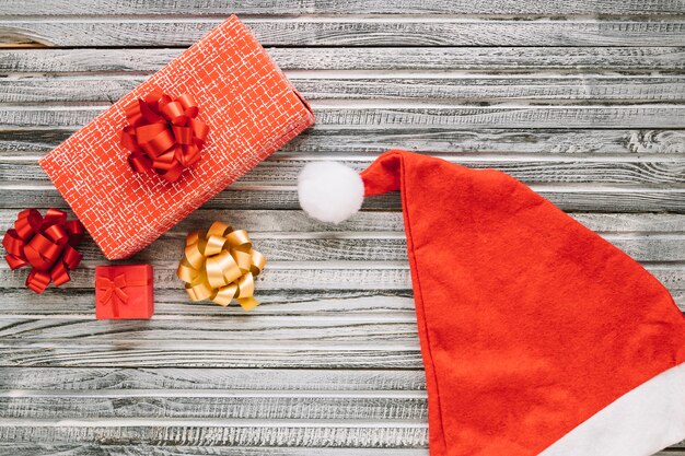 Concepto decorativo de navidad con gorro y caja de regalo